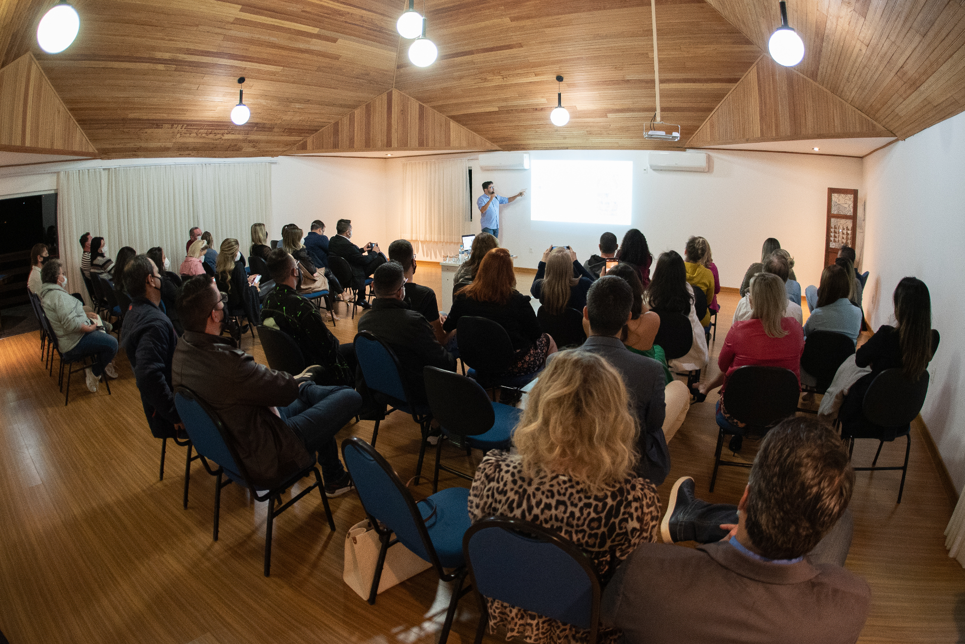 Palestra com plateia lotada