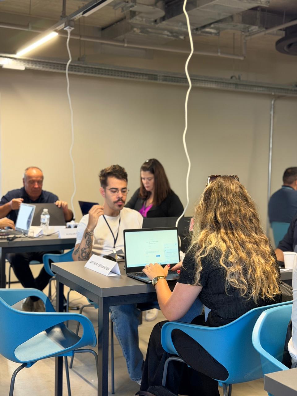 Participantes em atividade prática com laptops