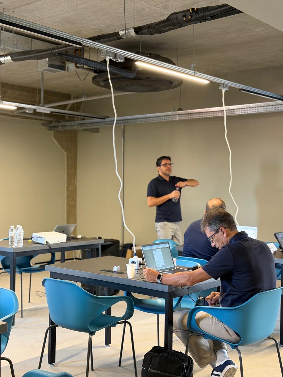 Instrutor orientando participante