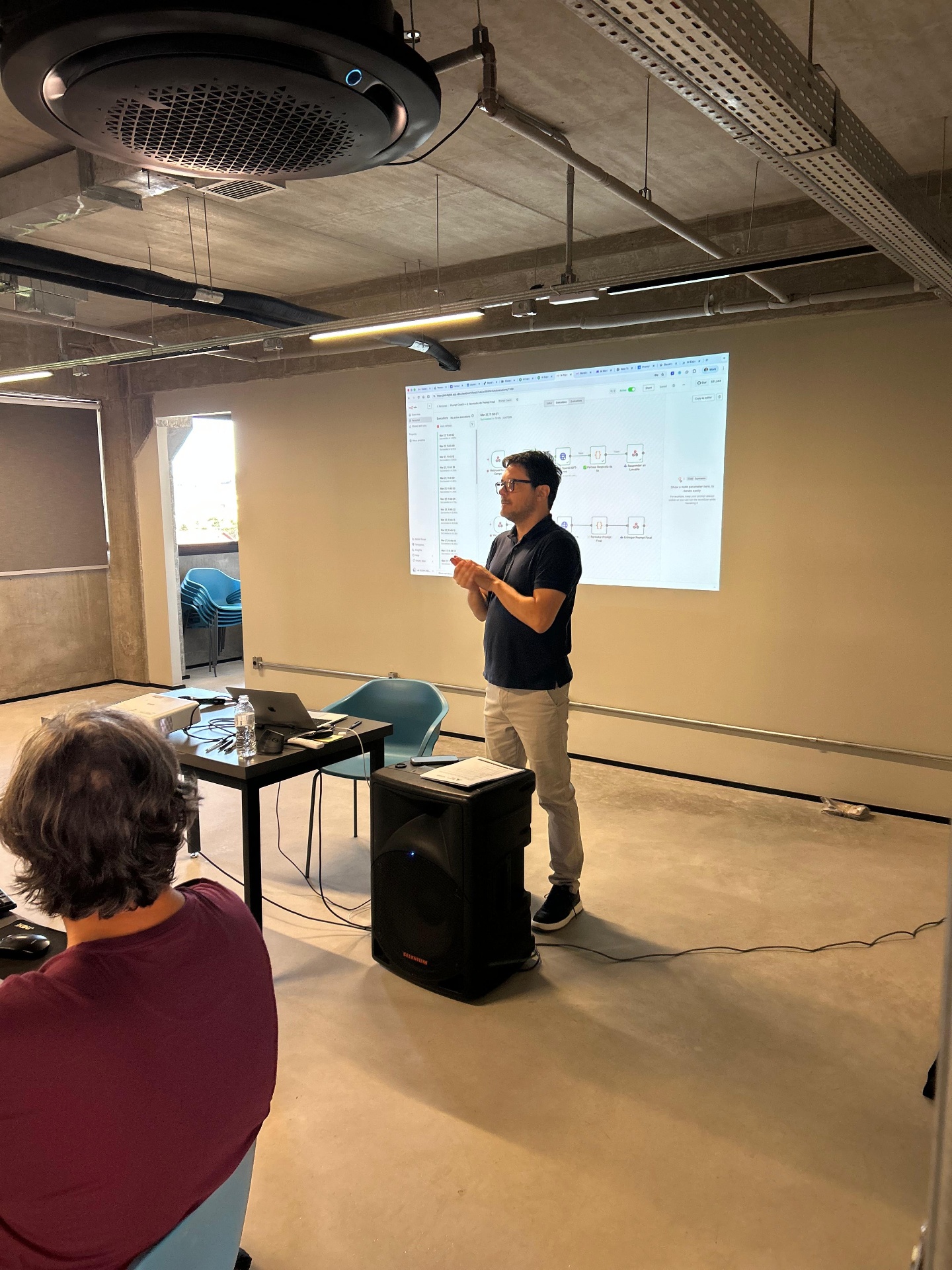 Professor apresentando fluxo de automação