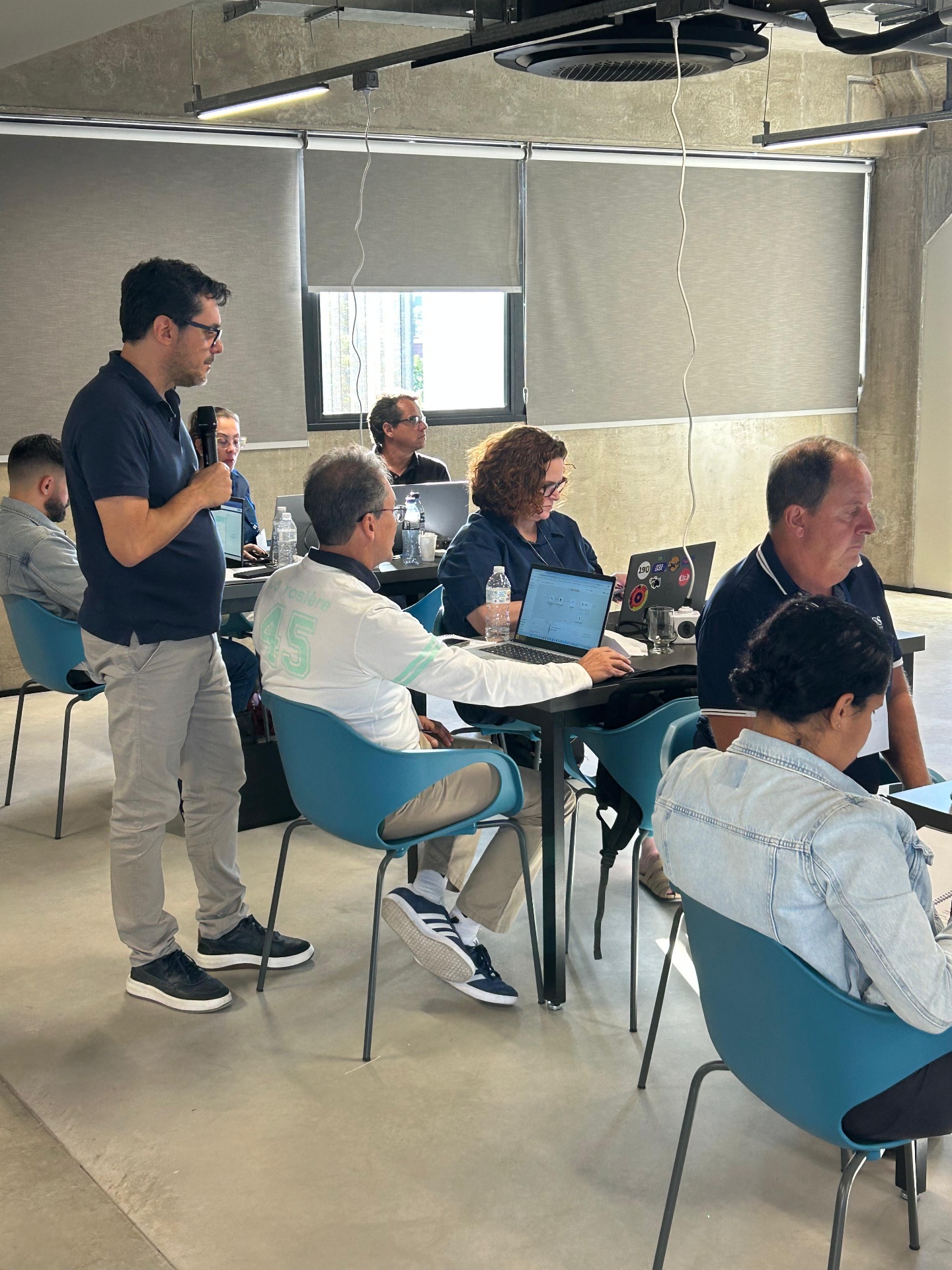 Instrutor interagindo com a turma