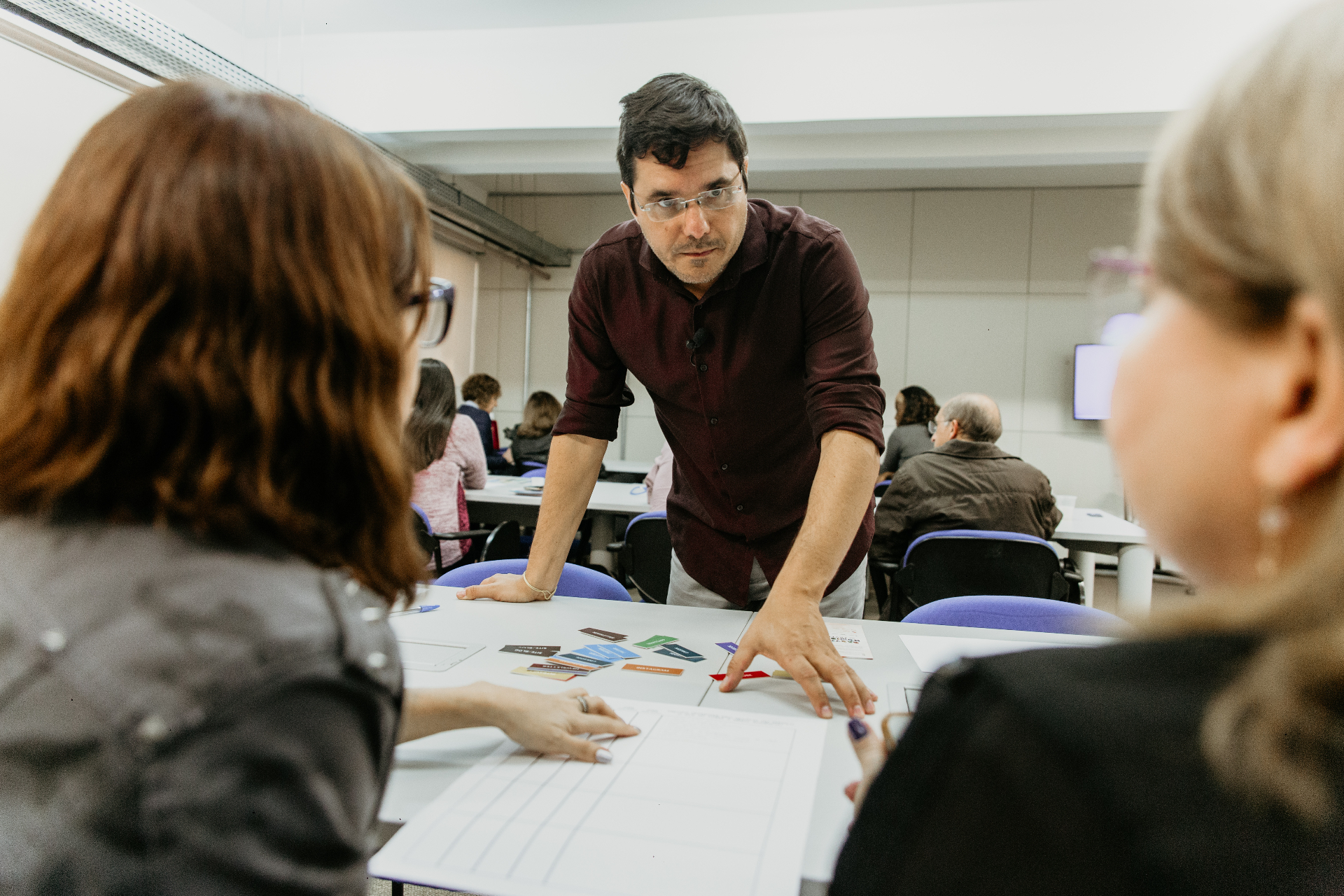 Instrutor orientando atividade prática
