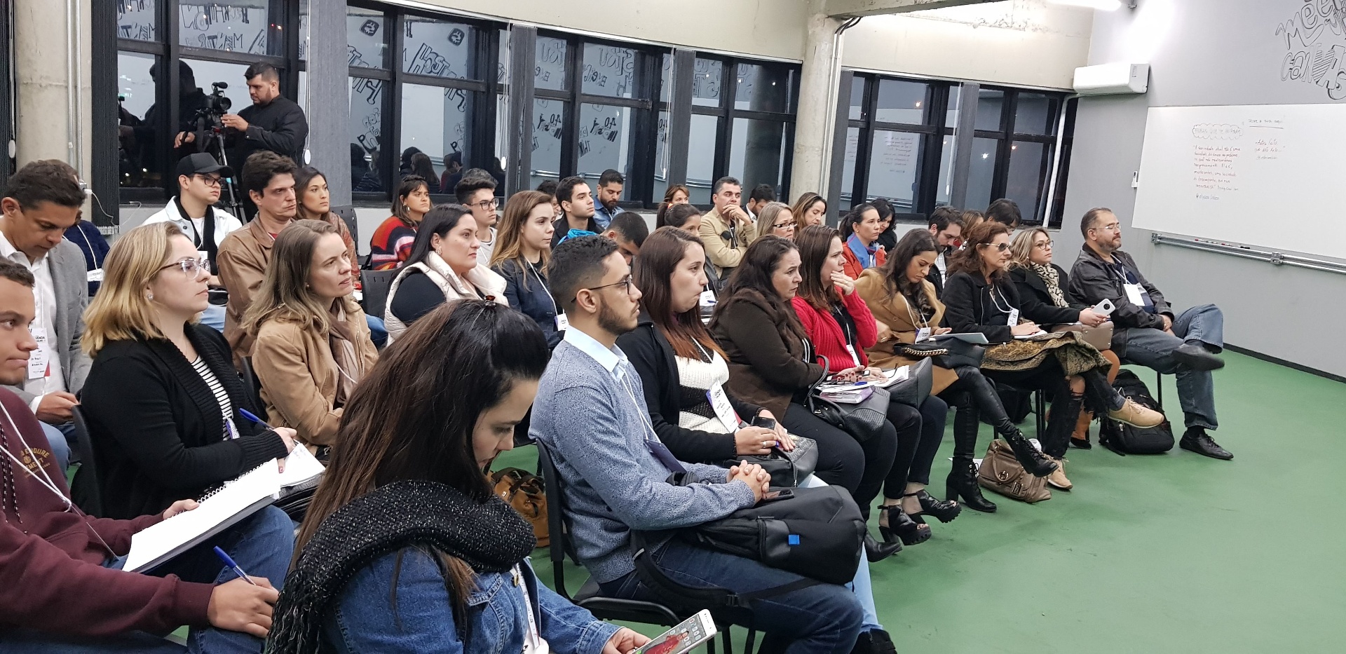 Plateia atenta durante palestra