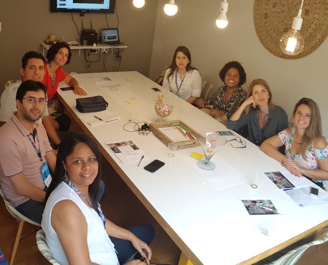 Grupo em reunião de trabalho