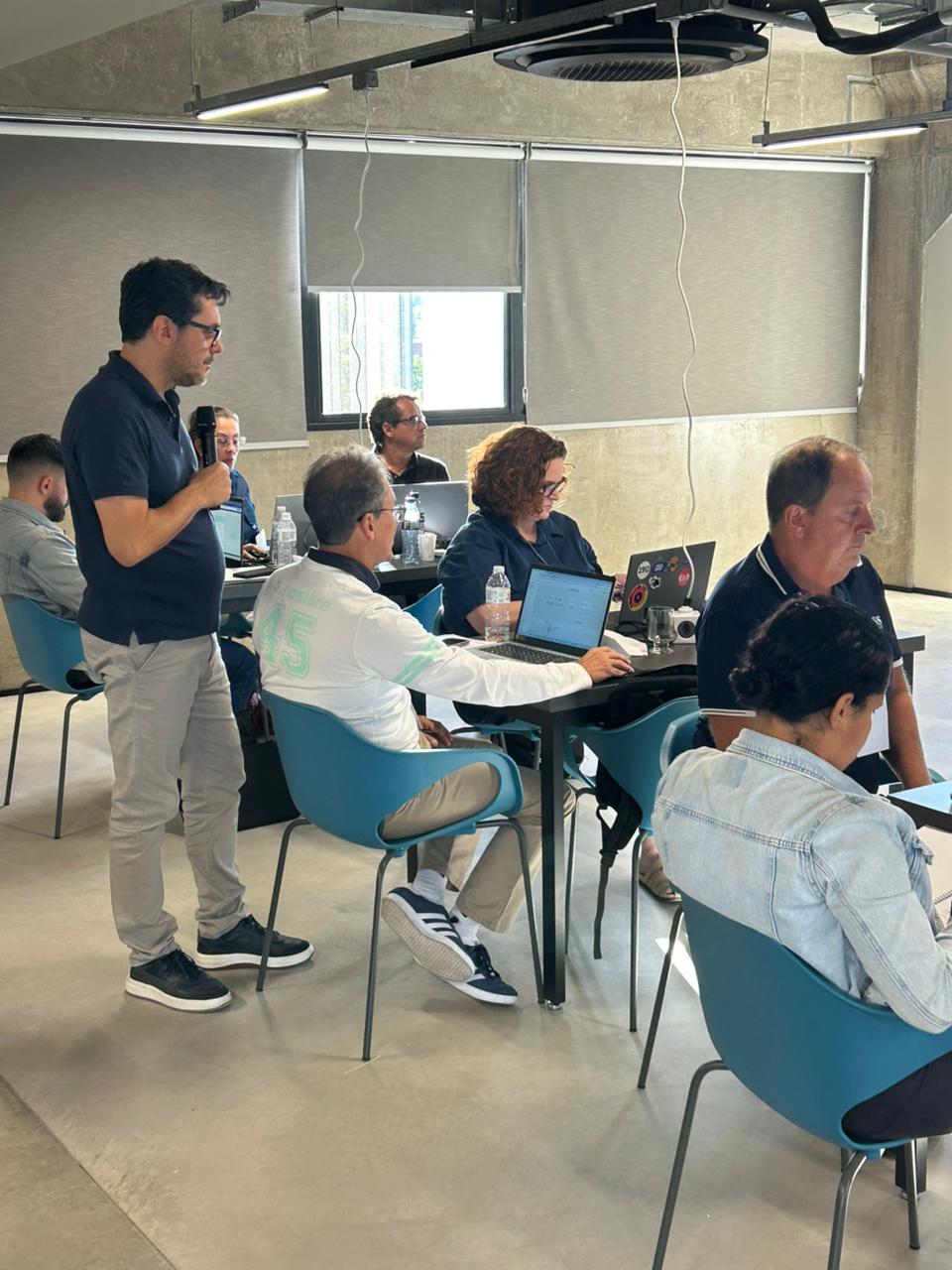 Turma engajada no workshop